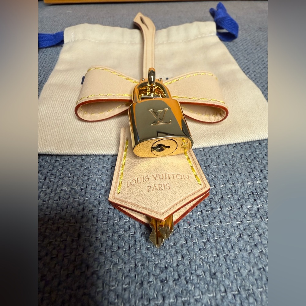 Louis Vuitton Murakami bow bag charm lock and keys - Picture 3 of 5
